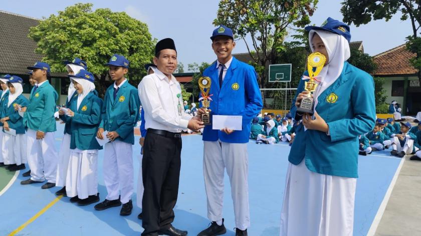 Kepala Madrasah Berikan Reward bagi Tim Voli Putra Matsanega