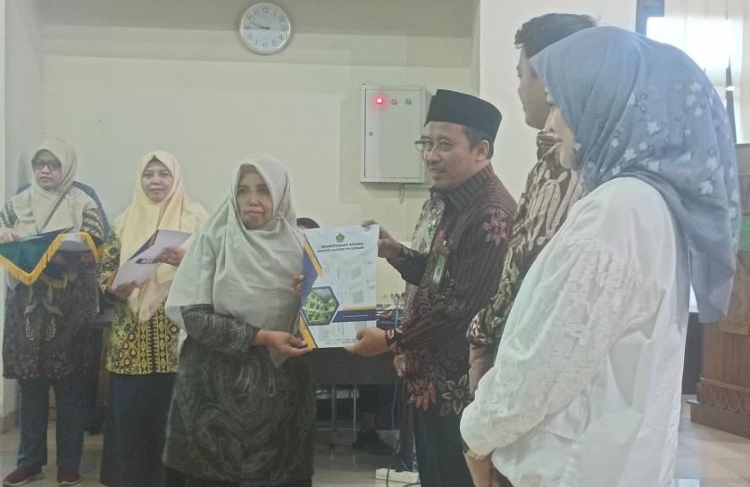 Dua Guru dan Satu Pegawai MTs Negeri 3 Sleman Terima SK Purna Tugas