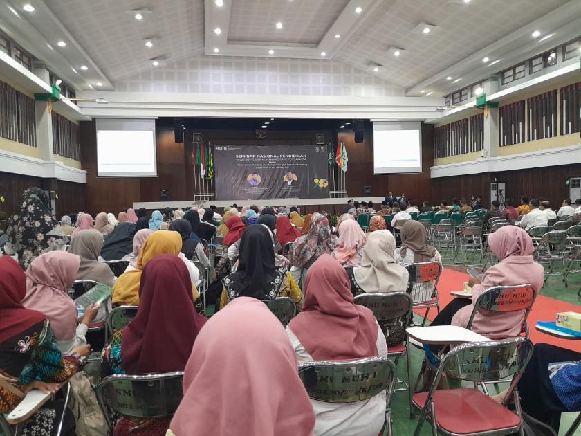 Dua guru MTs N 3 Sleman Semangat Ikuti Seminar Nasional Pendidikan di SMA Muhammadiyah 1 Yogyakarta