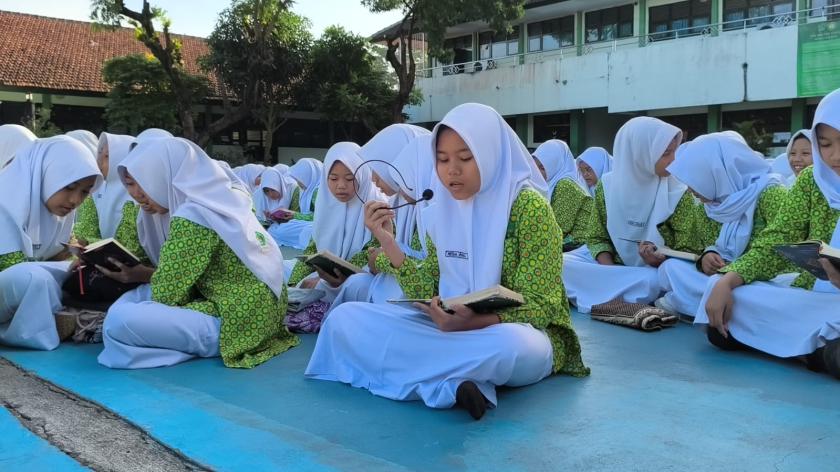 Latih Kepemimpinan Melalui Ayat Suci, Siswi kelas VII pandu Kegiatan Tadarus 
