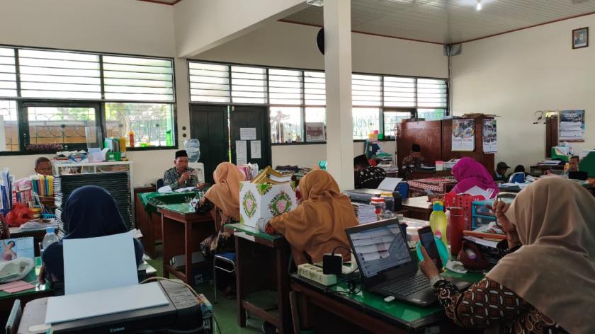 MTsN 3 Sleman Gelar Briefing Guru-Pegawai: Apresiasi Ketugasan Hingga Persiapan Peringatan Harlah dan Maulid Nabi