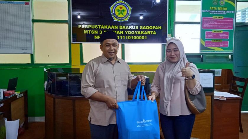 Perbanyak Koleksi Buku Perpustakaan, MTs N 3 Sleman Terima Bantuan Bank BPD Sleman