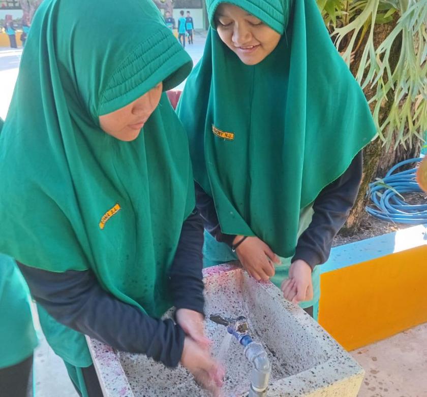 Terapkan PHBS, MTsN 3 Sleman Biasakan Siswa Cuci Tangan Sebelum Makan