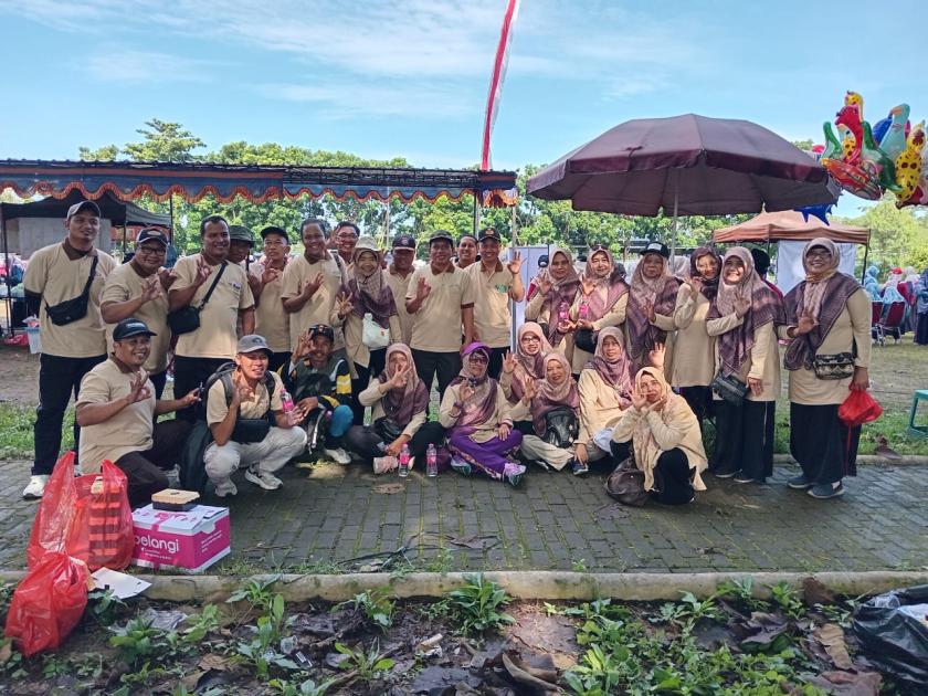 Perkuat Kebersamaan di HAB ke-80, Guru dan Pegawai MTsN 3 Sleman Ikuti Jalan Sehat Kerukunan