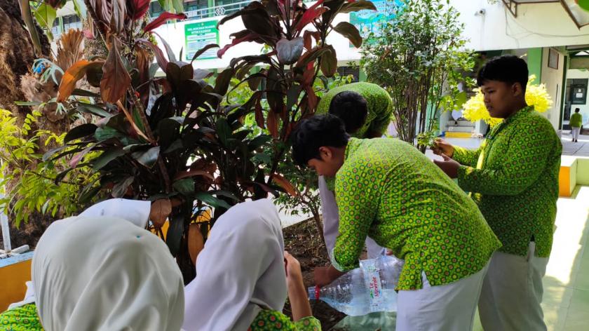 Semangat Gotong Royong, Warga MTsN 3 Sleman Bersihkan Lingkungan Sambut Penilaian Adiwiyata