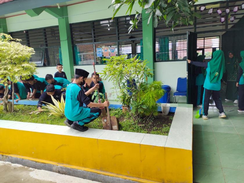 Pascalibur, MTsN 3 Sleman Galakkan Kerja Bakti Sambut Semester Genap