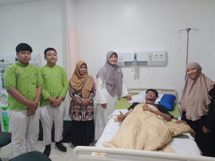 Tumbuhkan Empati, MTsN 3 Sleman Jenguk Siswa Cidera di RS Hermina
