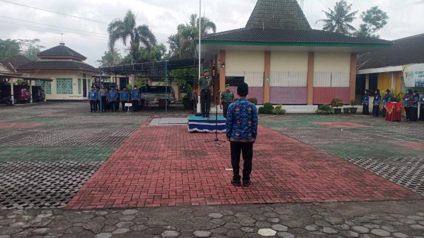 Guru MTs Negeri 3 Sleman Teguhkan Semangat Persatuan di Upacara Sumpah Pemuda Kapanewon Ngemplak