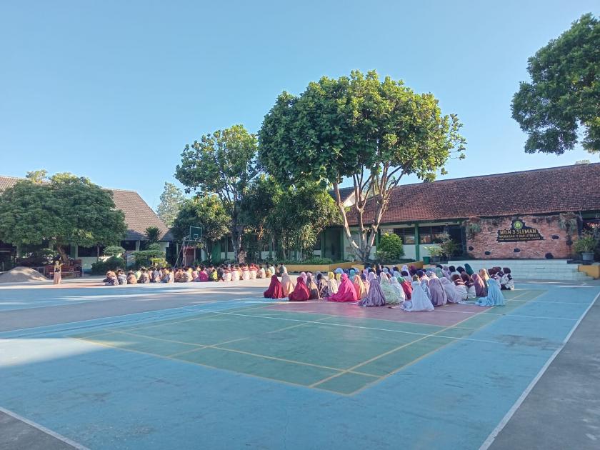 Tumbuhkan Karakter Religius Sejak Dini, Calon Murid Baru MTsN 3 Sleman Ikuti Salat Dhuha Berjamaah Perdana