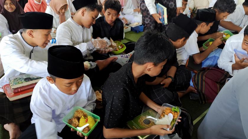 Meriahkan Hari Santri Nasional 2024, MTsN Gelar Makan Bersama