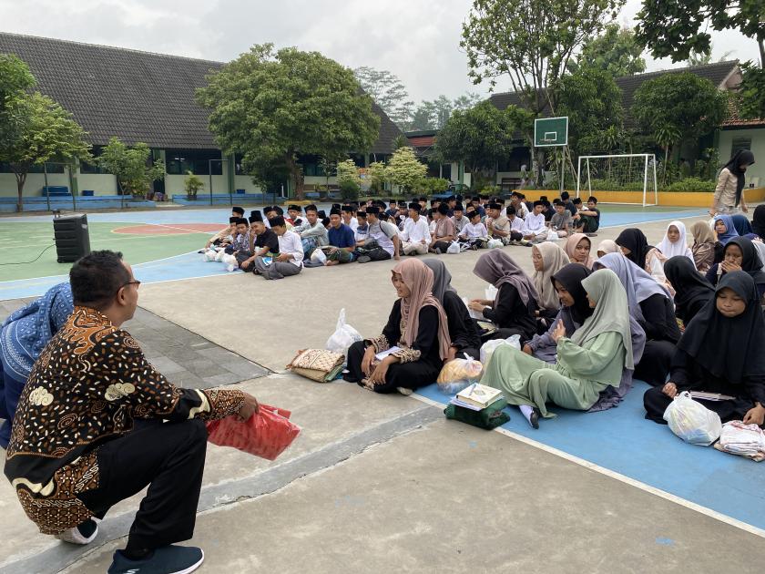Peserta Pesantren Ramadan MTs Negeri 3 Sleman Lakukan Registrasi