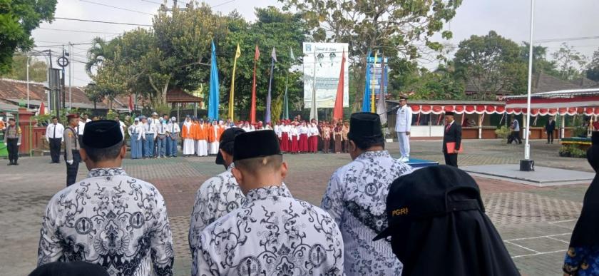 Guru MTsN 3 Sleman Ikuti Upacara Bendera dalam Rangka Memperingati Hari kemerdekaan ke 81 di Kapanewon Ngemplak