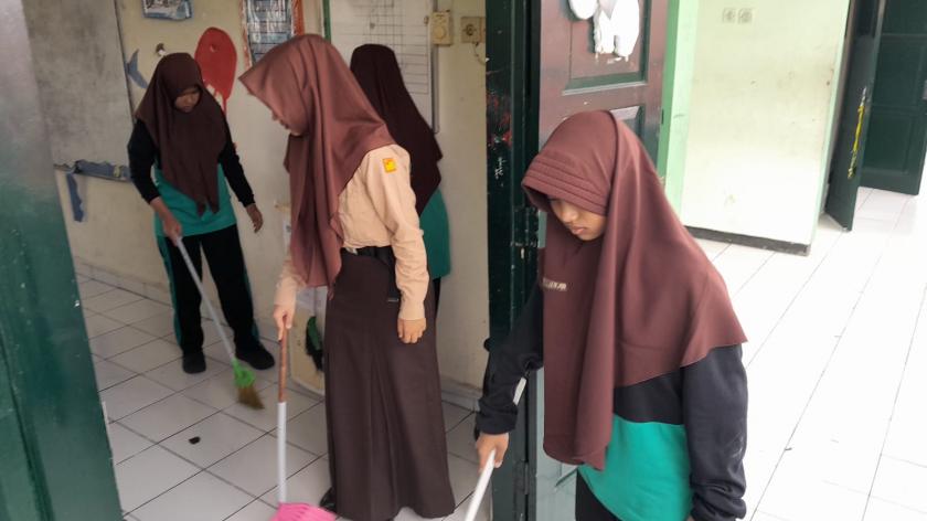Menutup KURMA dengan Aksi Nyata: Siswa MTsN 3 Sleman Bersih-Bersih Kelas