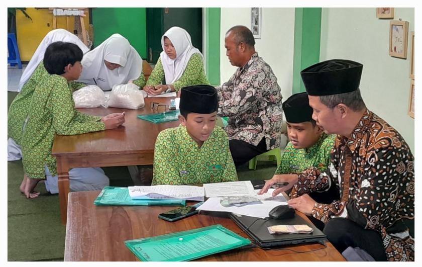 Semangat Berbagi, Siswa MTsN 3 Sleman Tunaikan Zakat Fitrah