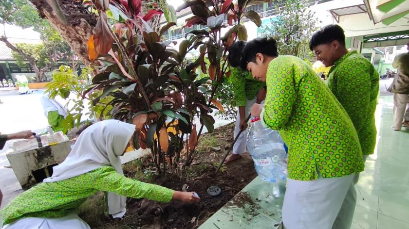 Mantapkan Persiapan Supervisi Adiwiyata, Tim Pokja Kehati MTsN 3 Sleman Gelar Kerja Bakti Bersama Kader