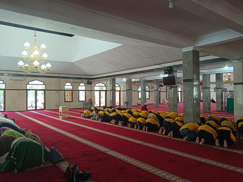 Konsisten Jaga Solat Fardu Selama Perjalanan Studi Literasi, MTsN 3 Sleman Wajibkan Siswa Salat Berjamaah