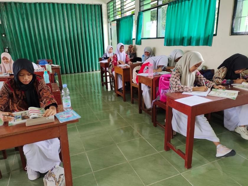 Lestarikan Warisan Budaya, MTs Negeri 3 Sleman Bangga Berbatik