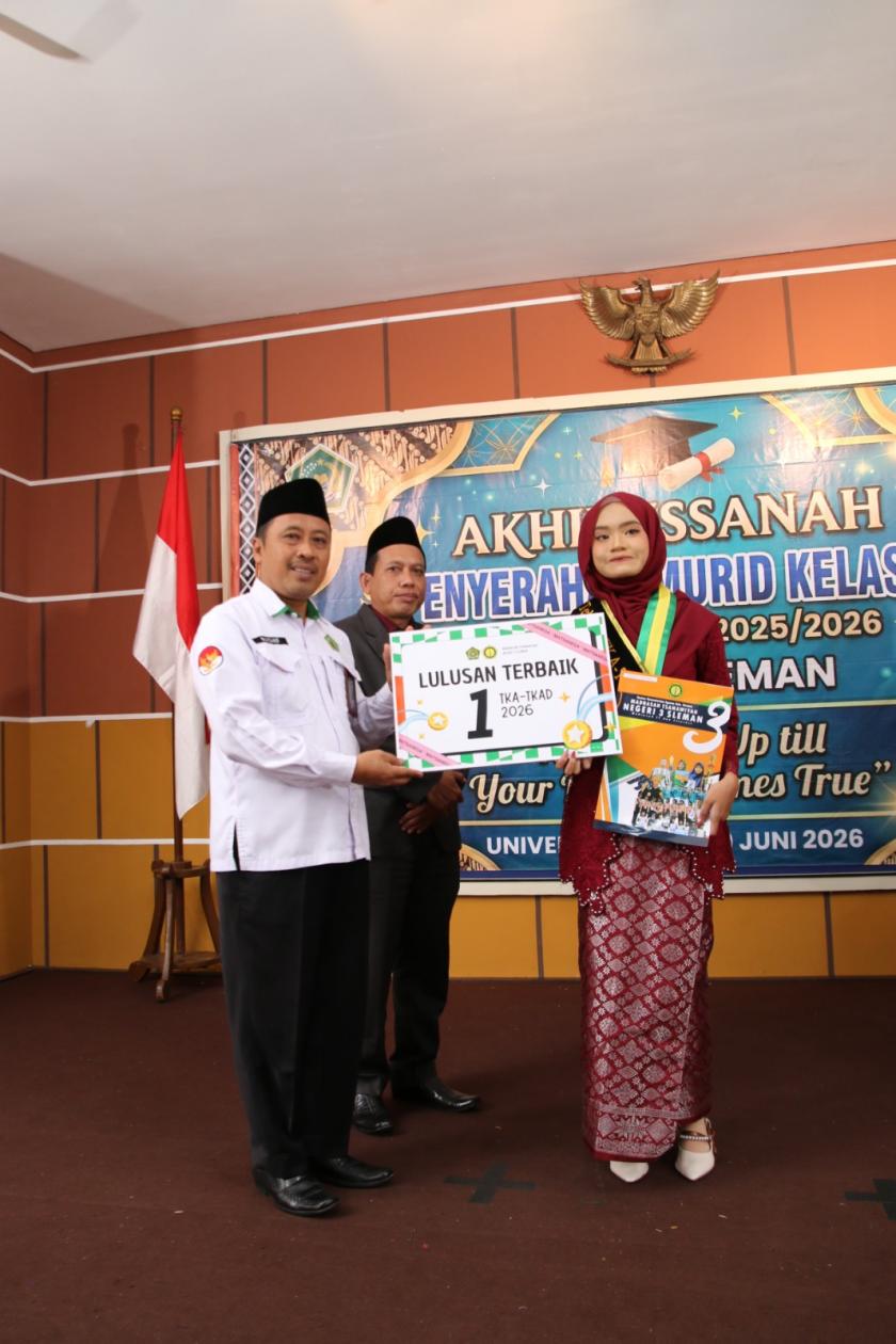 Mar’atus Solihah Raih Nilai TKA-TKAD Tertinggi MTsN 3 Sleman, Terima Apresiasi pada Akhirussanah Kelas IX