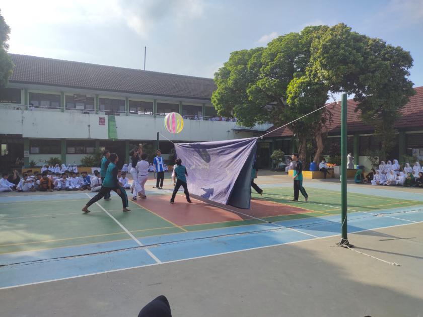 Raksasa Mengudara Seru Menggebu! Sorak Histeris Suporter Warnai Semifinal Bola Voli Raksasa HUT RI ke-81 MTs Negeri 3 Sleman