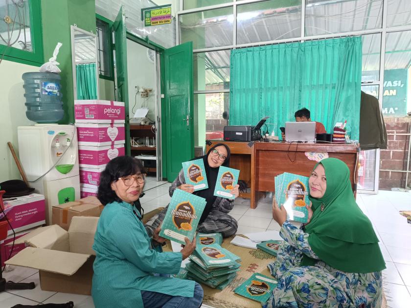 Tertibkan Ibadah Bulan Ramadan, MTs Negeri 3 Sleman Bagikan Buku Monitoring kepada Siswa