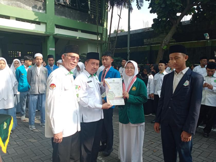 Kamilah Jemput Medali OMI Sains IPS di Kemenag Sleman