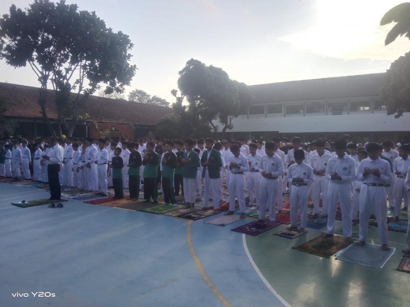 Orang Tua Siswa Berpulang, MTsN 3 Sleman Ajak Seluruh Siswa Gelar Salat Gaib